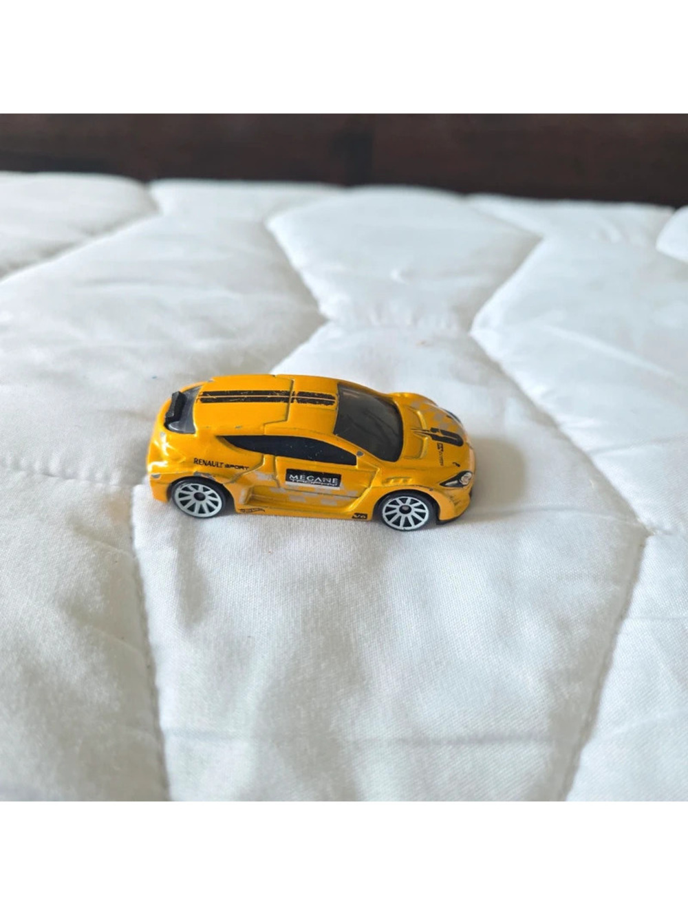 Hot Wheels Yellow Basic Renault Megane Trophy diecast car 1:64